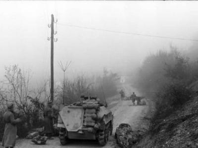 SdKfz 250 neu on road Balkans 1943