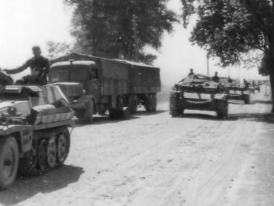 Column of Sturmgeschutz III and SdKfz 250 Ostfront