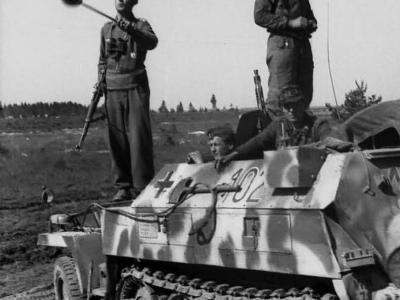 eastern front leichter Schutzenpanzer SdKfz 250 number 102 1944