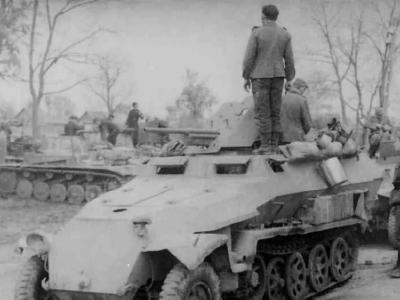 SdKfz 251/10 Ausf C and Panzer II