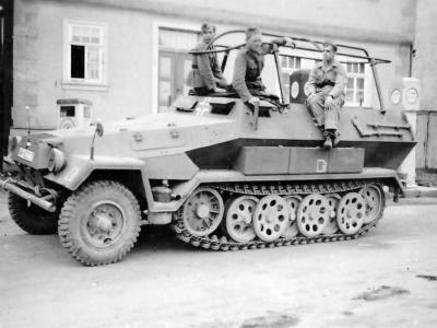 SdKfz 251/3 Ausf B Funkpanzerwagen