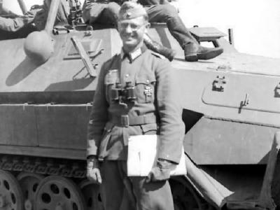 SdKfz 251/6 Wehrmacht officers and Schutzenpanzerwagen eastern front 1942