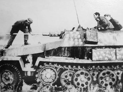 Sd.Kfz.251/9 Stummel German Halftrack And Crew Cleaning Barrel