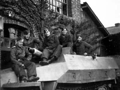 SdKfz 251/9 Ausf D Stummel crew