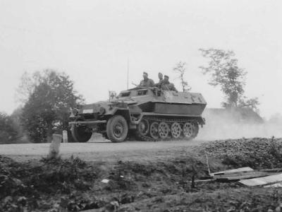 SdKfz 251 Ausf A on road