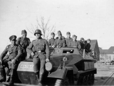 SdKfz 251 Ausf A with crew