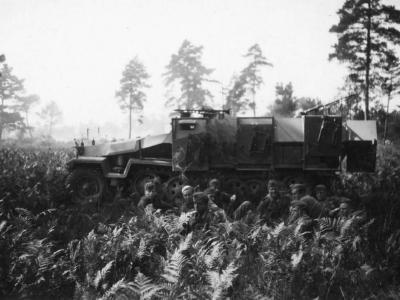 SdKfz 251 Stuka zu Fuss Rocket launcher