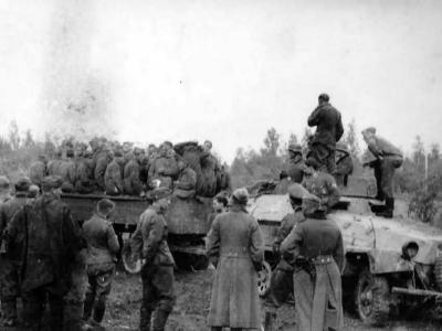 SdKfz 251 and Russian POW