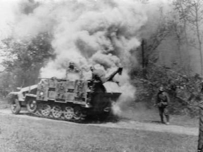 SdKfz 251 stuka zu fuss photo