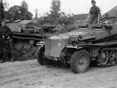 leichter gepanzerter Munitionstransportwagen SdKfz 252 and StuG III