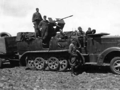 Early SdKfz 7 half-tracked prime mover with trailer