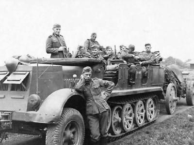 Armored SdKfz 7 towing a sFH 18