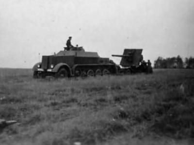 Bunkerknacker SdKfz 7 towing an 88 mm Flak
