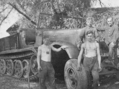 SdKfz7 and German soldiers