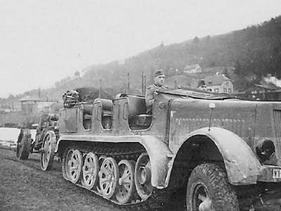SdKfz7 Halftrack Towing 15cm Artillery Gun