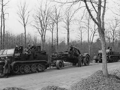SdKfz 7 Halftracks towing a 21cm Mrs 18