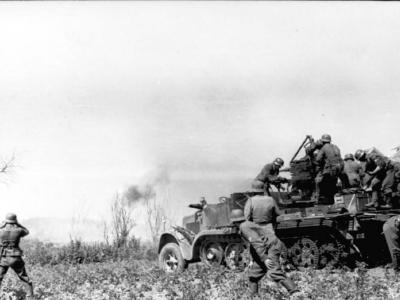 Anti-aircraft SdKfz 7 in action July 1941