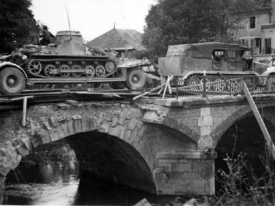 SdKfz 7 towing a trailer