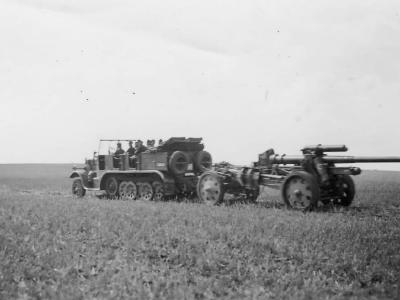 SdKfz 7 towing a 10,5 cm K 18