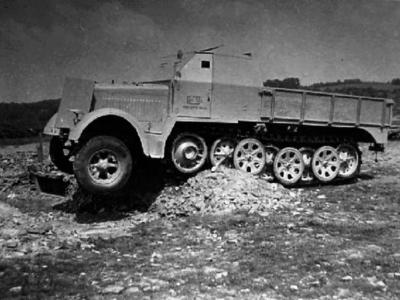 Armored late halftrack SdKfz 7 5