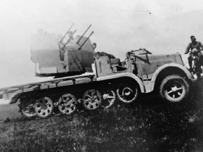 SdKfz 7/1 armed with a 2 cm Flakvierling 38