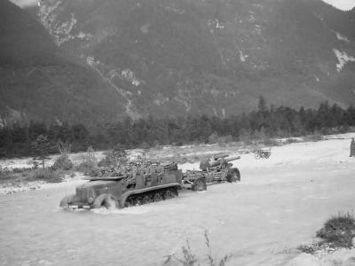 Mittlerer Zugkraftwagen 8t SdKfz 7 with gun in river