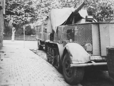 8,8 cm Flak 18 (Sfl.) auf Zugkraftwagen 12t Sd.Kfz. 8 Halftrack