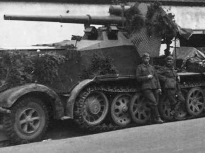 camouflaged 8,8cm Flak 18 auf Selbstfahrlafette Zugkraftwagen 12t