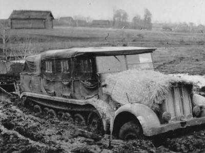 schwerer Zugkraftwagen 12t SdKfz 8 in mud