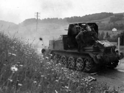 SdKfz 8 gepanzert mit 8,8 cm Flak 18 in action