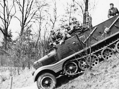 Wehrmacht halftrack leichte zugkraftwagen 3t SdKfz 11 mit Pionieraufbau – with engineer superstructure