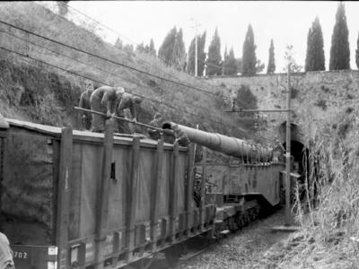 K5(E) „Anzio Annie”, crew cleaning the gun barrel, March 1944