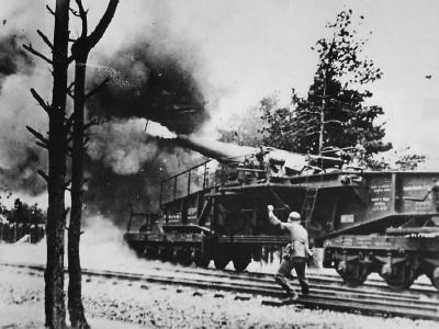 German soldier fires 28 cm Kurze Bruno 1940