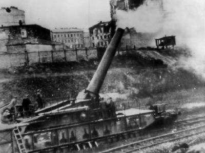 German troops manning captured ex-French 370mm howitzer (E) 751(f) Warsaw, December 1944