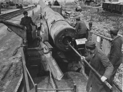 Italian gun Crew with 194mm railway gun