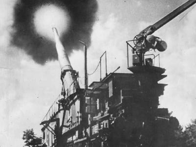Schwerer Bruno fires over English Channel 1940