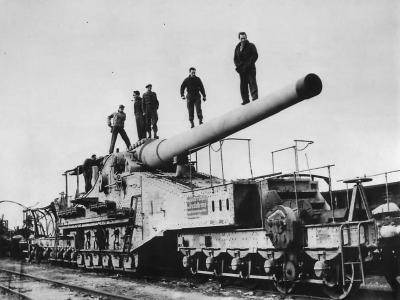 US 7th Army Troops with captured 274 mm 592(f) rail gun