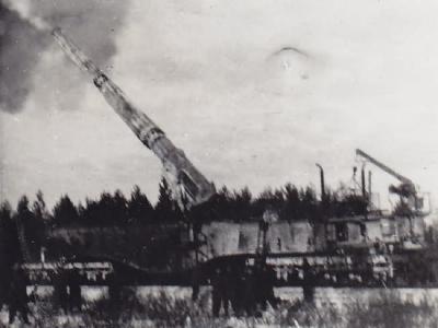 German 28 cm K5 (E) gun of the Eisenbahn-Artillerie-Batterie 686. Railway gun in action, winter camouflage. Leningrad 1942-1943.
