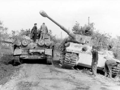 Sturmpanzer Brummbar and Tiger tank of schwere-Panzer-Abteilung 508 near Nettuno Italy