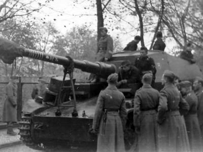 Dicker Max and 521 schwere Panzerjager Abteilung soldiers