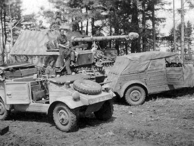 Ferdinand 621 of the schweres Panzerjäger-Regiment 656 and Kubelwagens