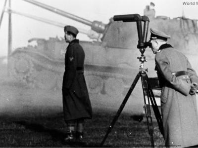 Guderian is watching the Ferdinand crews training on the gunnery range.