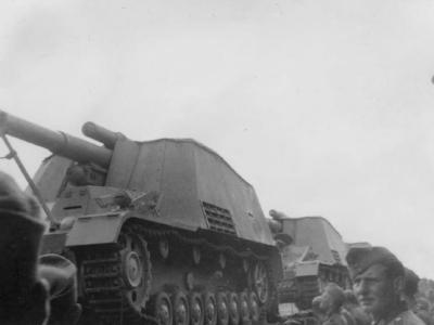 Hummel 15cm Panzer Haubitze rail transport