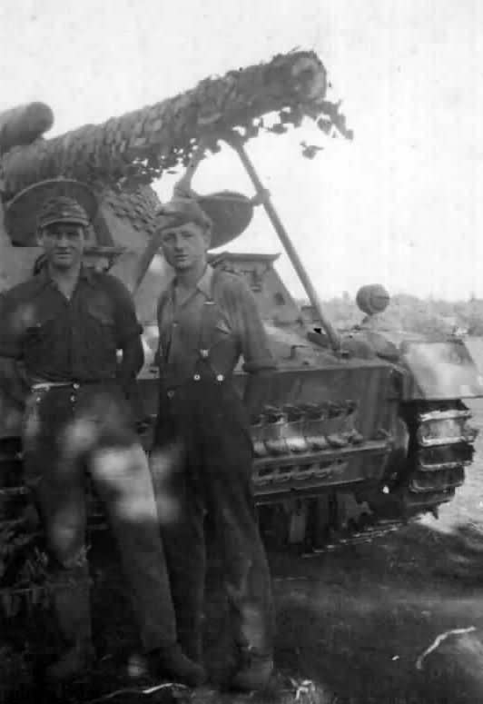 Hummel Sd.Kfz. 165 15cm schwere Panzerhaubitze auf Geschsutzwagen III/IV (Sf)