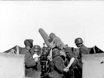 Panzerhaubitze Hummel interior, crew in acton, eastern front 1943