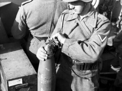 Panzerhaubitze Hummel eastern front 1943 crew