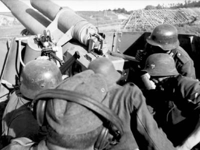 Panzerhaubitze Hummel eastern front 1943 crew in action