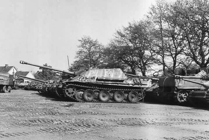 Jagdpanther 59 (stripe camouflage) - Panzerjäger-Ersatz- und ...