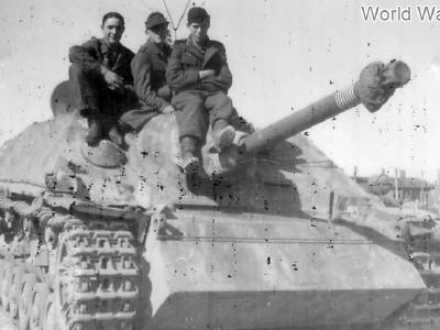 Crew atop a Panzer IV/70 (A), Poland 1944