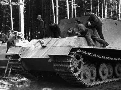 Jagdtiger Fgst.Nr. 305001, early vehicle with a Porsche suspension 1944